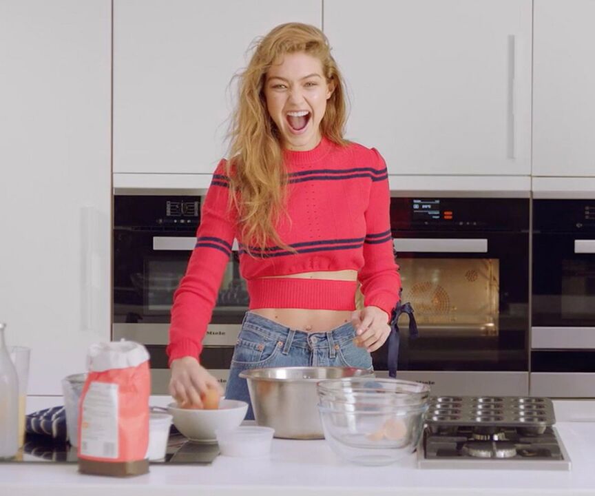 Štíhlá dívka si sama připravuje zdravou snídani