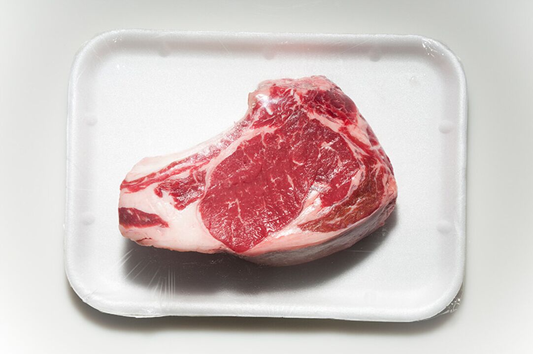 Mnoho potravin, jako je červené maso, je z jídelníčku při dně vyloučeno. 