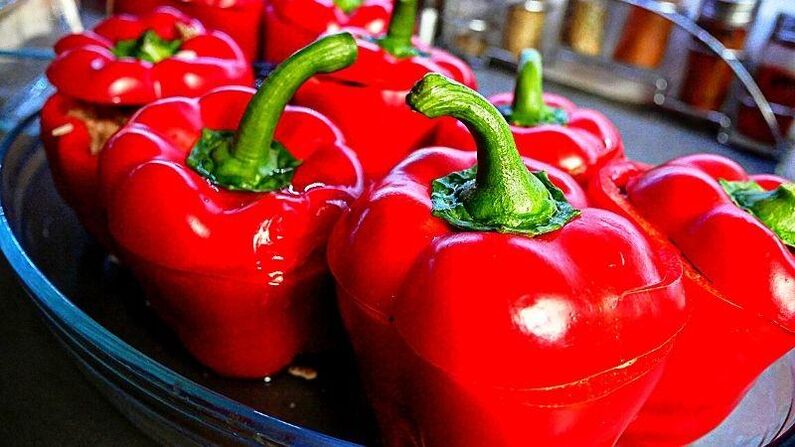Druhý den diety „6 okvětních lístků si můžete zpestřit červenou paprikou plněnou zeleninou